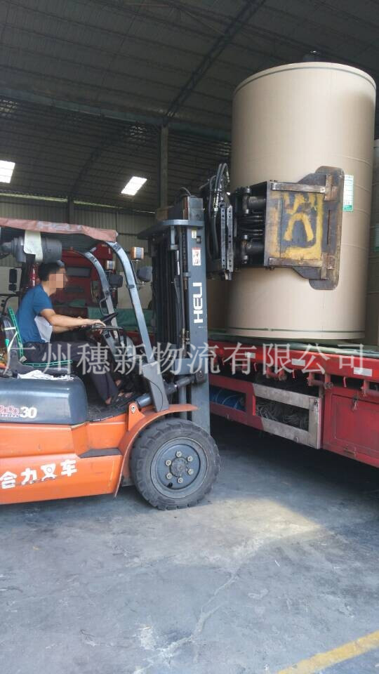 抱叉装卸卷纸Hold forklift loading/unloading roll paper